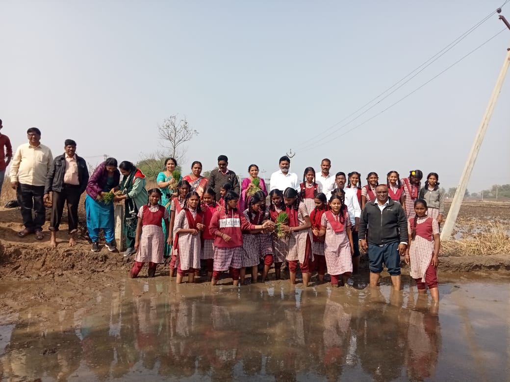 విద్యార్థులు వ్యవసాయ క్షేత్రాల సందర్శన
