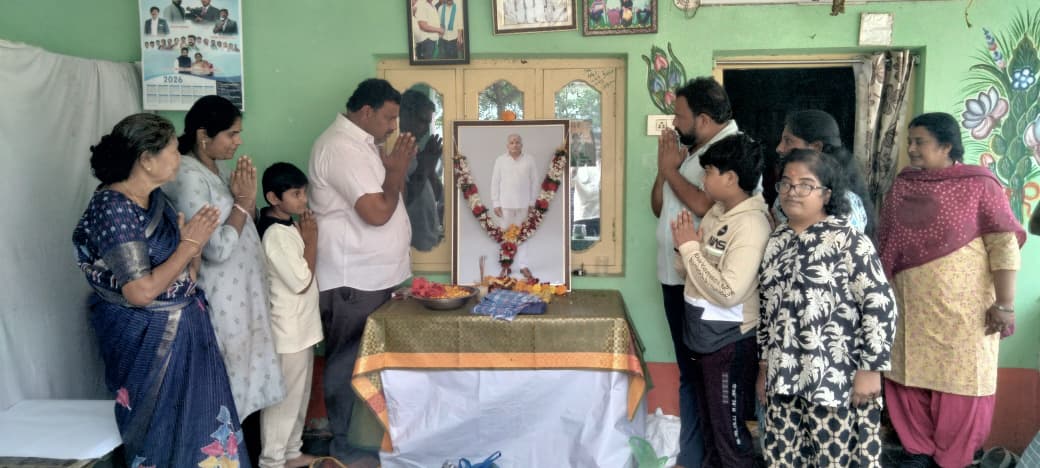 కటికి మోహన్ రావుకు నివాళులర్పిస్తున్న కుమారులు సర్పంచ్ కటికి కిరణ్, సీతారామయ్య 01కటికి మోహన్ రావు కు ఘనంగా నివాళులు అర్పించిన కుమారులు , కుటుంబ సభ్యులు.