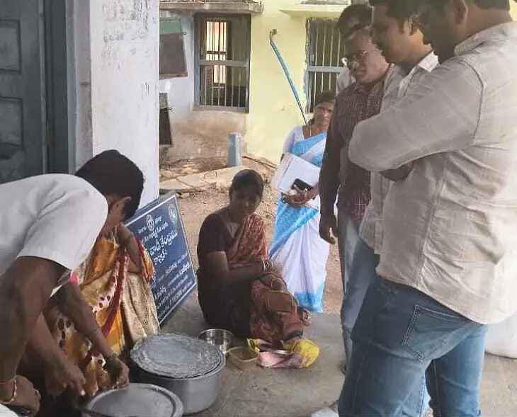 అంగన్వాడి కేంద్రంలో మధ్యాహ్న భోజనం తనిఖీ