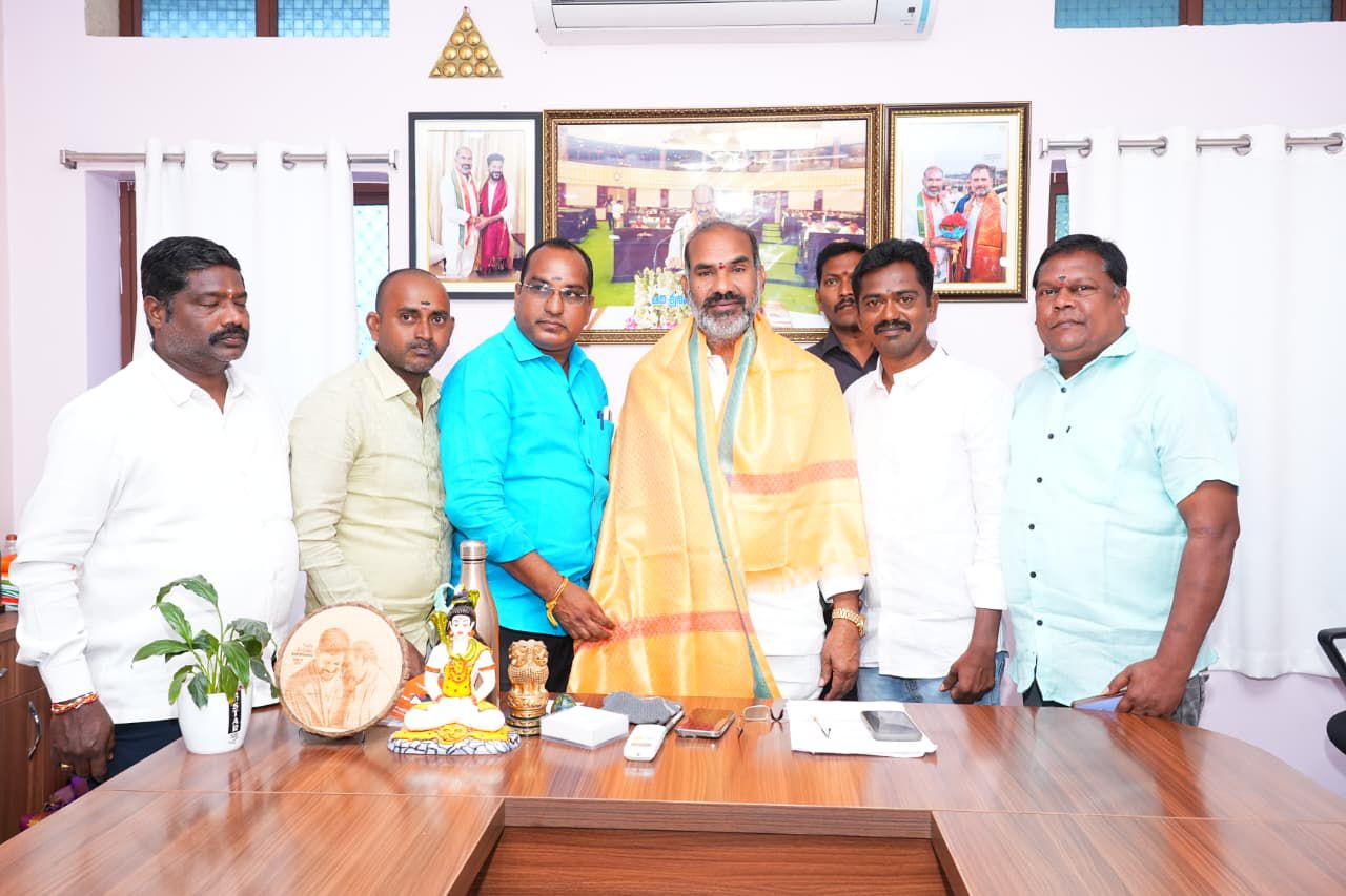 ప్రభుత్వ విప్ ఆది శ్రీనివాస్ ను కలిసిన డబ్ల్యు జే ఐ నాయకులు