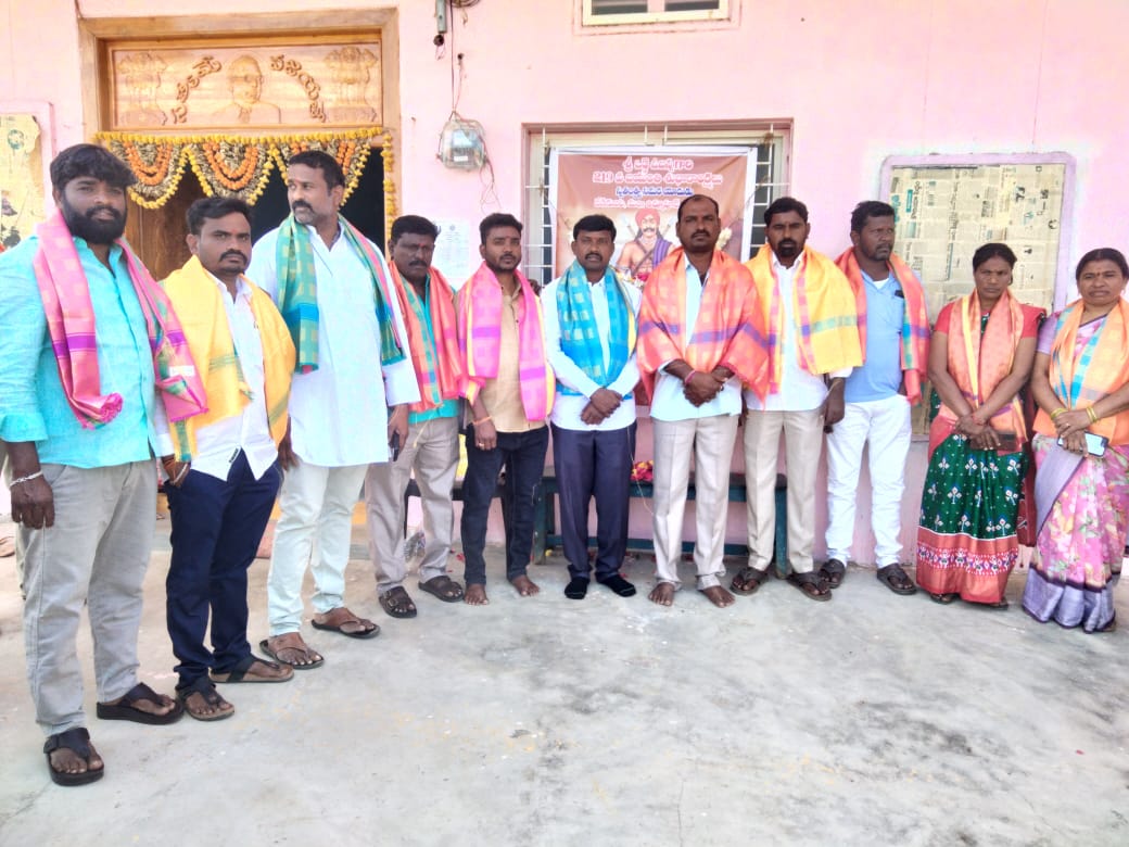 రేణికుంట గ్రామ సర్పంచ్ విద్యావంతుడు నిస్వార్థ సేవకూనిగా గ్రామ అభివృద్ధికి మీ ముందుకు వచ్చిన ఎలుక ఆంజనేయులు మన గ్రామ పంచాయతీని జిల్లాలోనే మోడల్ గ్రామ పంచాయతీ గా తీర్చిదిద్దుతా