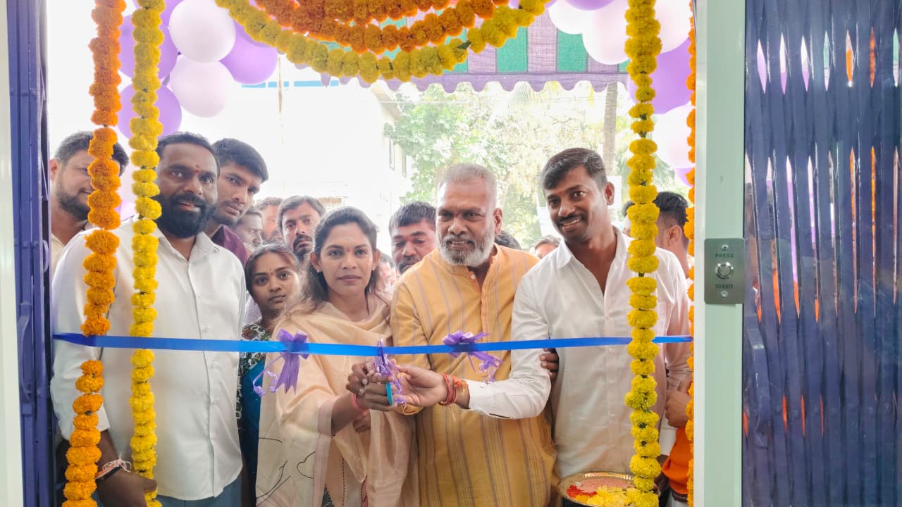 గజ్వెల్ లో కాప్రి లోన్స్ గోల్డ్ బ్రాంచ్ ప్రారంభోత్సవం చేసిన మాజీ ఏం ఏ ల్ ఏ నర్సారెడ్డి సిద్దిపేట జిల్లా అధ్యక్షులు రాలు అక్షయ రెడ్డి