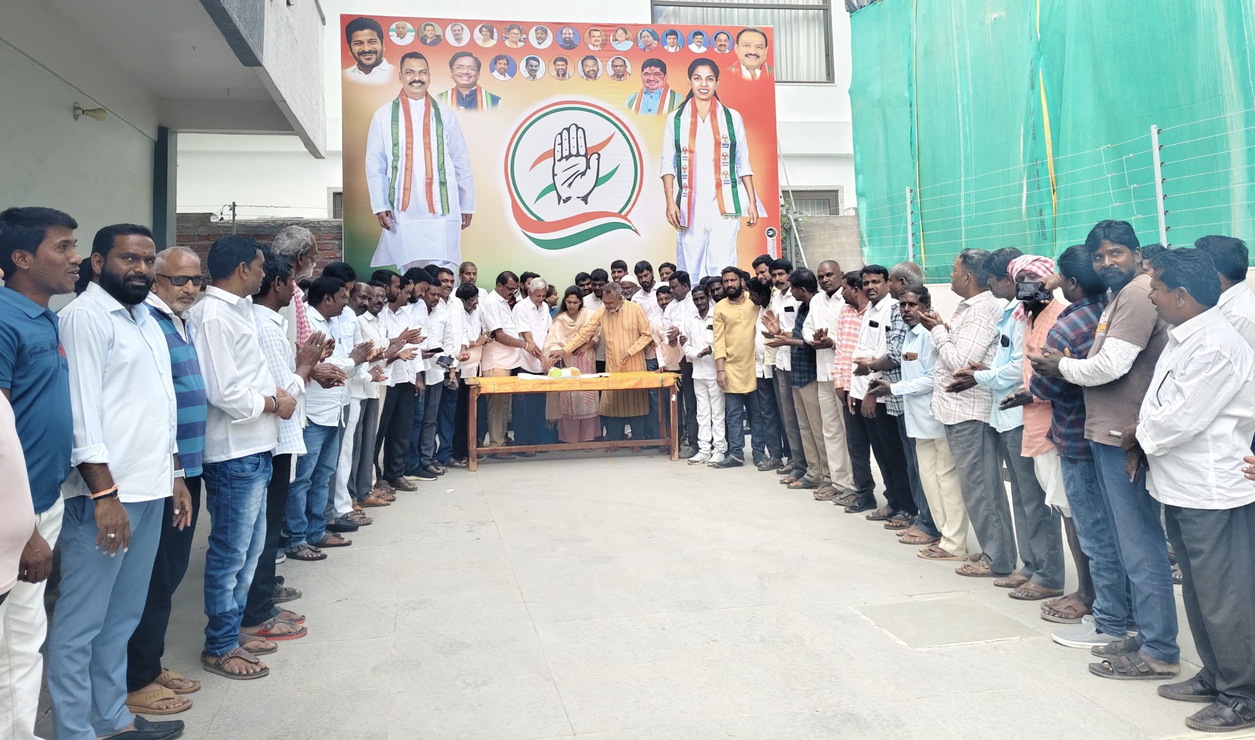 దేశాన్ని బ్రష్టు పట్టిస్తున్న ప్రధాని నరేంద్ర మోడీ