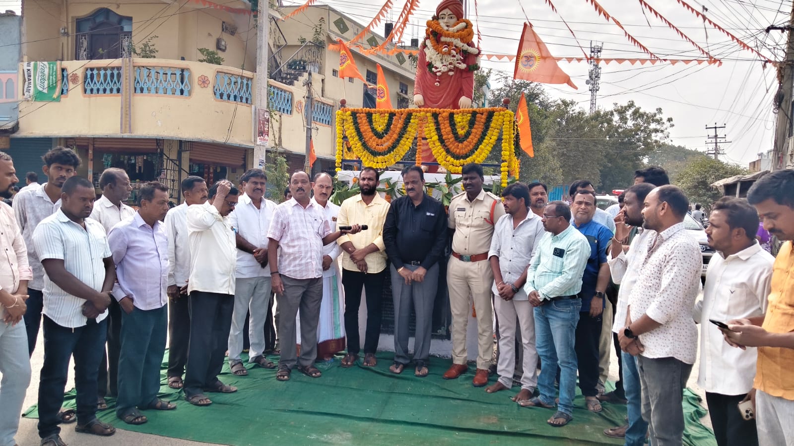 యువకులు స్వామి వివేకానంద ను స్ఫూర్తిగా తీసుకోవాలి