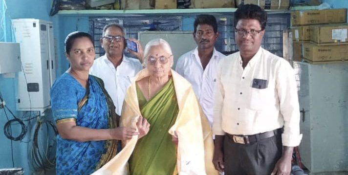 కలకొడిమ సర్పంచ్ సుమతీ భాయి, భాస్కర్ రావు దంపతులను సన్మానించిన డాక్టర్ ఆర్చ బిషప్ తిమోతి