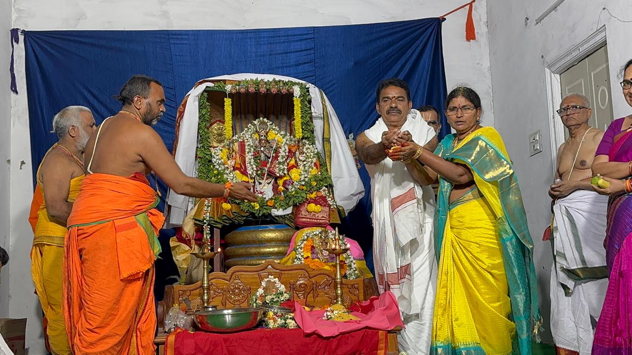 శ్రీ శ్రీ రుక్మిణీ సత్యభామా సమేత శ్రీ వేణుగోపాలస్వామి వారి ఆలయంలో ధనుర్మాసం సందర్భంగా గోదా కృష్ణుల కల్యాణం శ్రీ పరాంకుశం బాలకృష్ణమాచార్యుల ఆధ్వర్యంలో వైభవంగాకల్యాణం