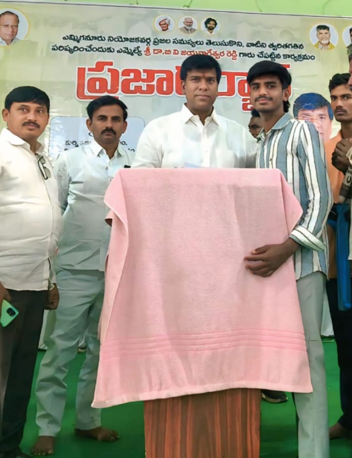 జూనియర్ కళాశాలకు ప్రహరీ గోడ నిర్మించాలని