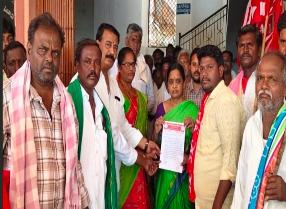 డ్రైనేజీ సమస్యపై సీపీఐ ధర్నా