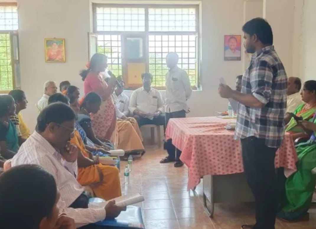 పెద్దకడబూరులో పారిశుద్ధ్య సమస్యపై ఈఓఆర్డీపై ఆగ్రహం