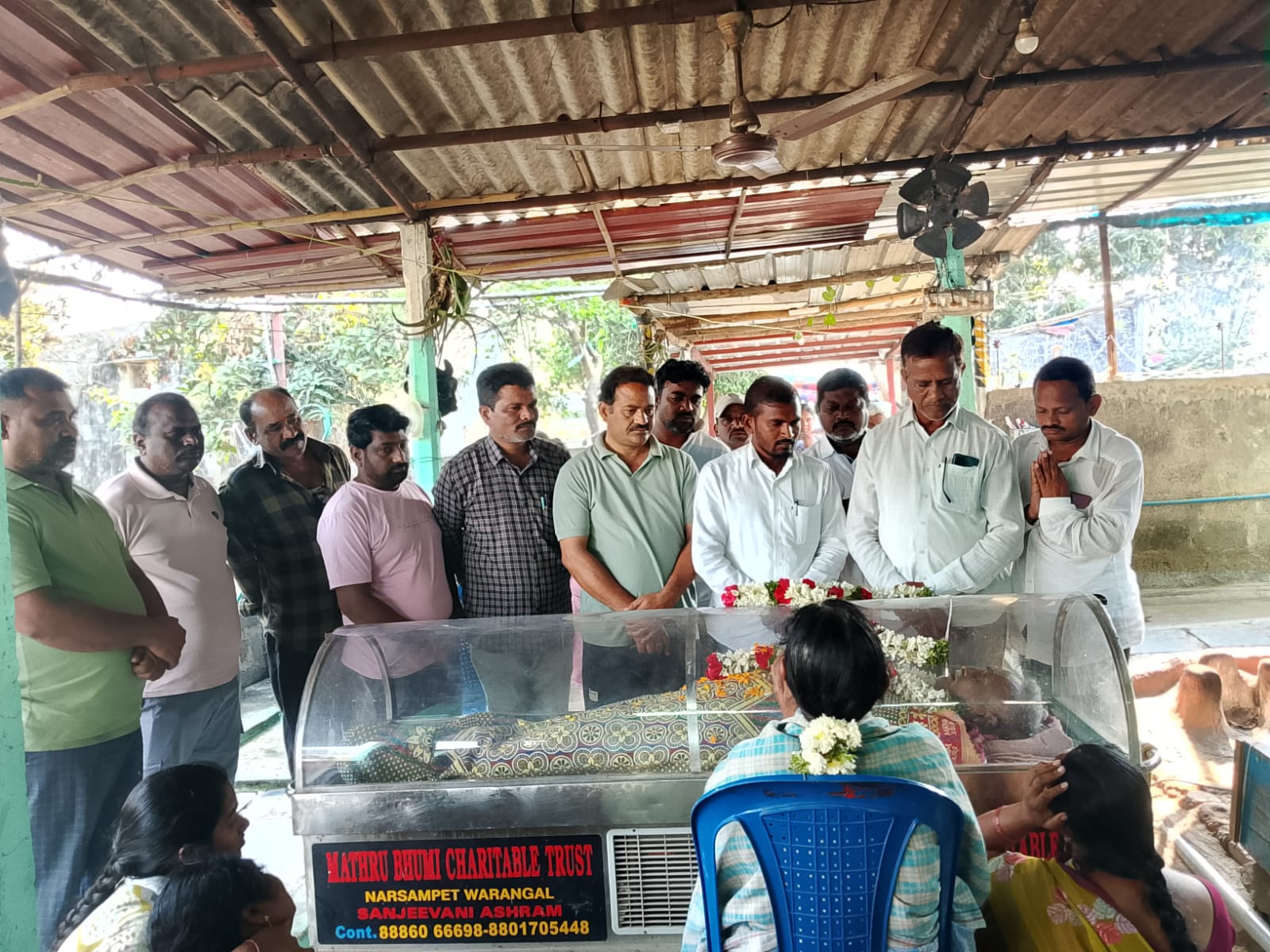 ఖానాపురం మండల కేంద్రానికి చెందిన గడ్డమీది సారంగం గుండెపోటుతో మృతి నివాళ్ళు అర్పించిన సర్పంచ్ దాసరి రమేష్ మాజీ ఎంపీపీ వేములపల్లి ప్రకాష్ మార్కెట్ కమిటీ మాజీ చైర్మన్ బత్తిని శ్రీనివాస్