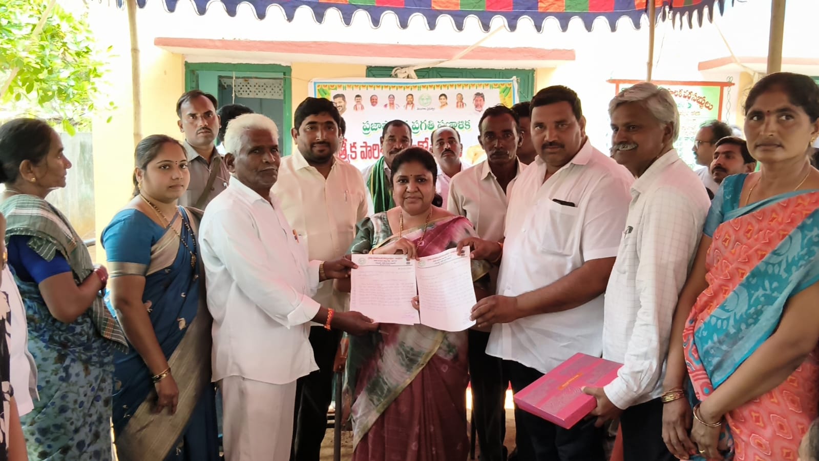 మల్లవరం గ్రామంలో ప్రజా పాలన – ప్రగతి ప్రణాళిక కార్యక్రమం లో పాల్గొన్న సత్తుపల్లి ఎమ్మెల్యే డాక్టర్ మట్టా రాగమయి