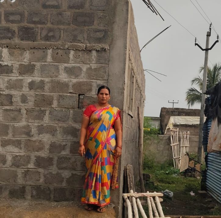 ఇందిరమ్మ ఇంటి నిర్మాణానికి విద్యుత్తు లైన్ ఆటంకం…