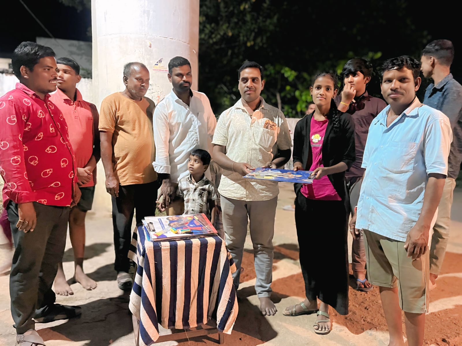 పాలెం రామ్‌నగర్ కాలనీలో పదవ తరగతి విద్యార్థులకు పరీక్షా సామాగ్రి పంపిణీ