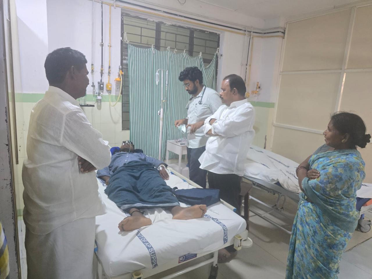 వెంకటగిరి శ్రీనివాసులను పరామర్శించిన రెడ్యం వెంకటసుబ్బారెడ్డి