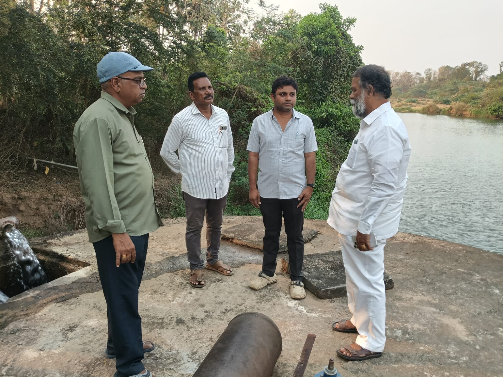 స్వచ్ఛనీరుకోసం అధికారులుఅదేశించిన ఎమ్మెల్యే కె స్ ఎన్ రాజు