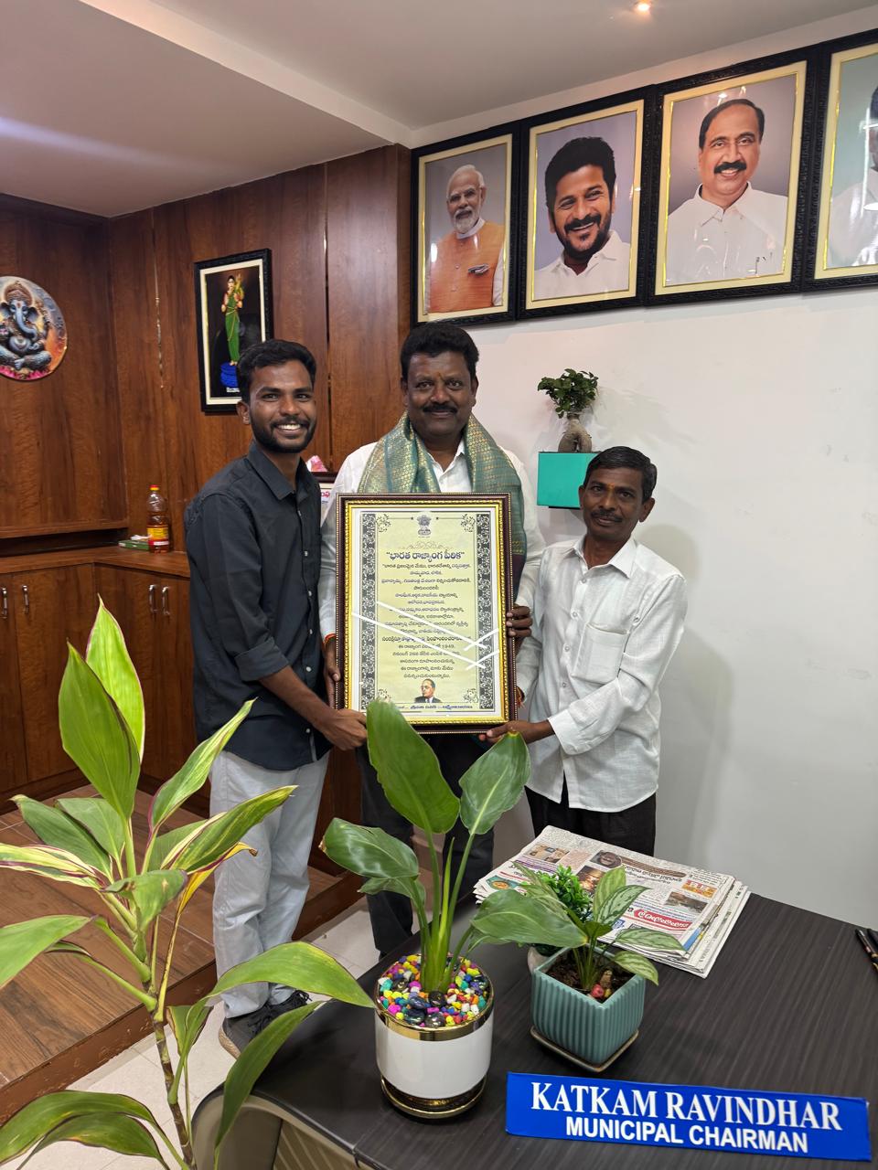 రాయికల్ మున్సిపల్ చైర్మన్‌కు రాజ్యాంగ పీఠిక అందజేసిన శ్రీపతి లక్ష్మినారాయణ, శ్రీపతి పవన్