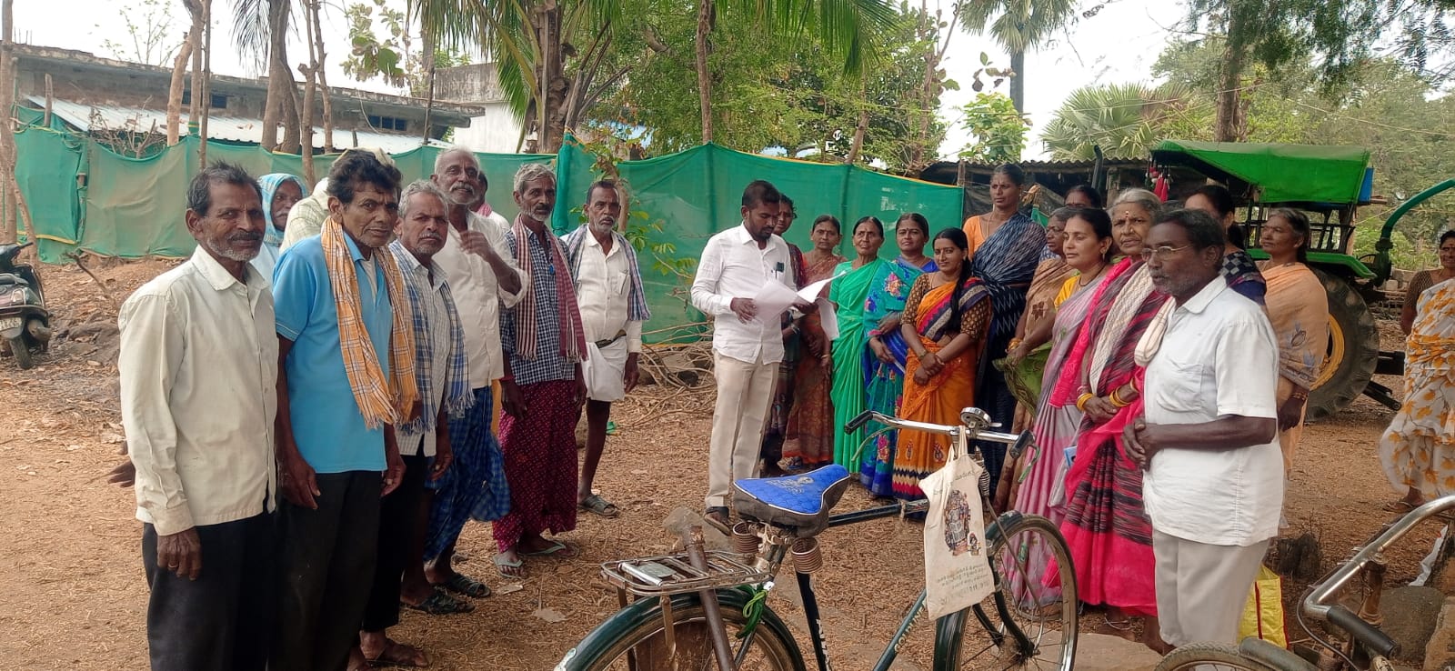 ఉపాధి హామీ కూలీలతో ముచ్చటించిన సర్పంచ్ దాసరి రమేష్