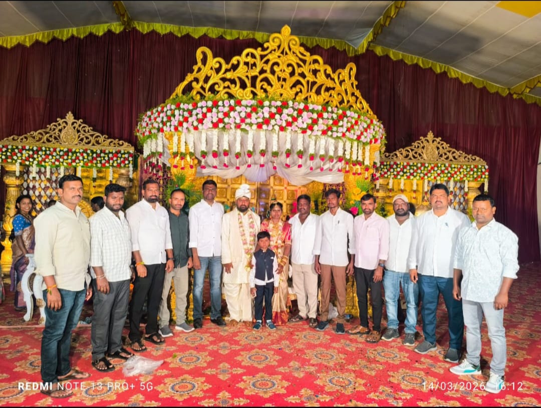 నూతన వధువు వరులను ఆశీర్వదించిన కౌన్సిలర్ పొట్ట మురళి