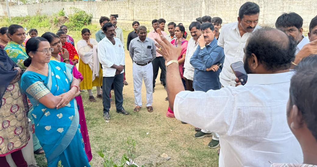 జగనన్న లేఔట్ లో దాహం కేకలుచిమ్మ చీకట్లో జగనన్న లేఅవుట్లుకనీస మౌలిక సదుపాయాల కల్పనలు దరిదాపుల్లో కనబడట్లేదు.రేషన్ సదుపాయాన్ని కాలనీవాసులకు కల్పించాలి