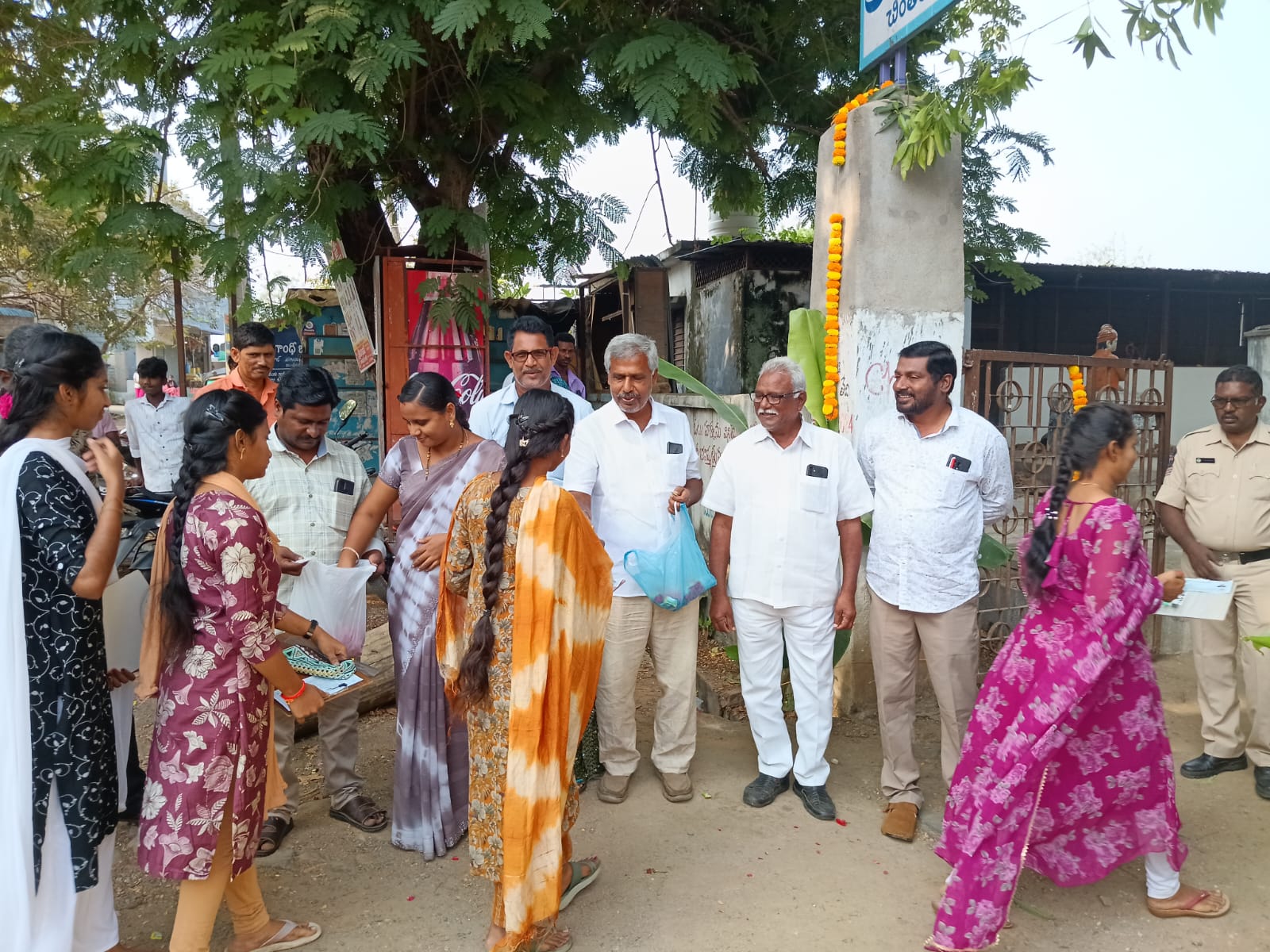 టెన్త్ పరీక్షలకు వెళ్తున్న విద్యార్థులకు గ్రామ పెద్దల అభినందనలు