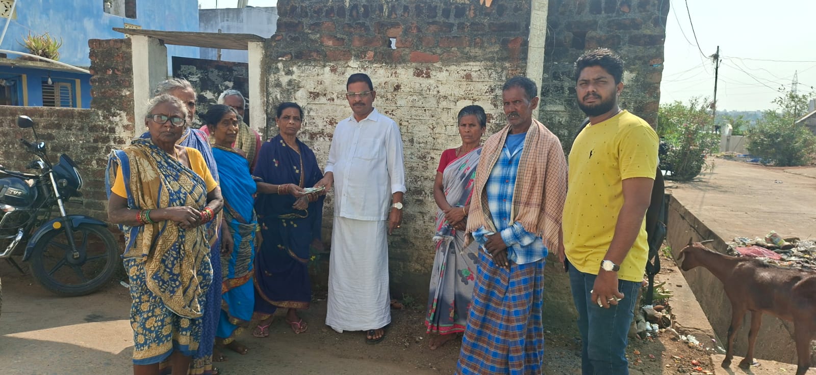 ఎన్టీఆర్ సామాజిక భద్రత పింఛన్లను లబ్ధిదారులకు అందజేసిన కోరికాన శంకర్