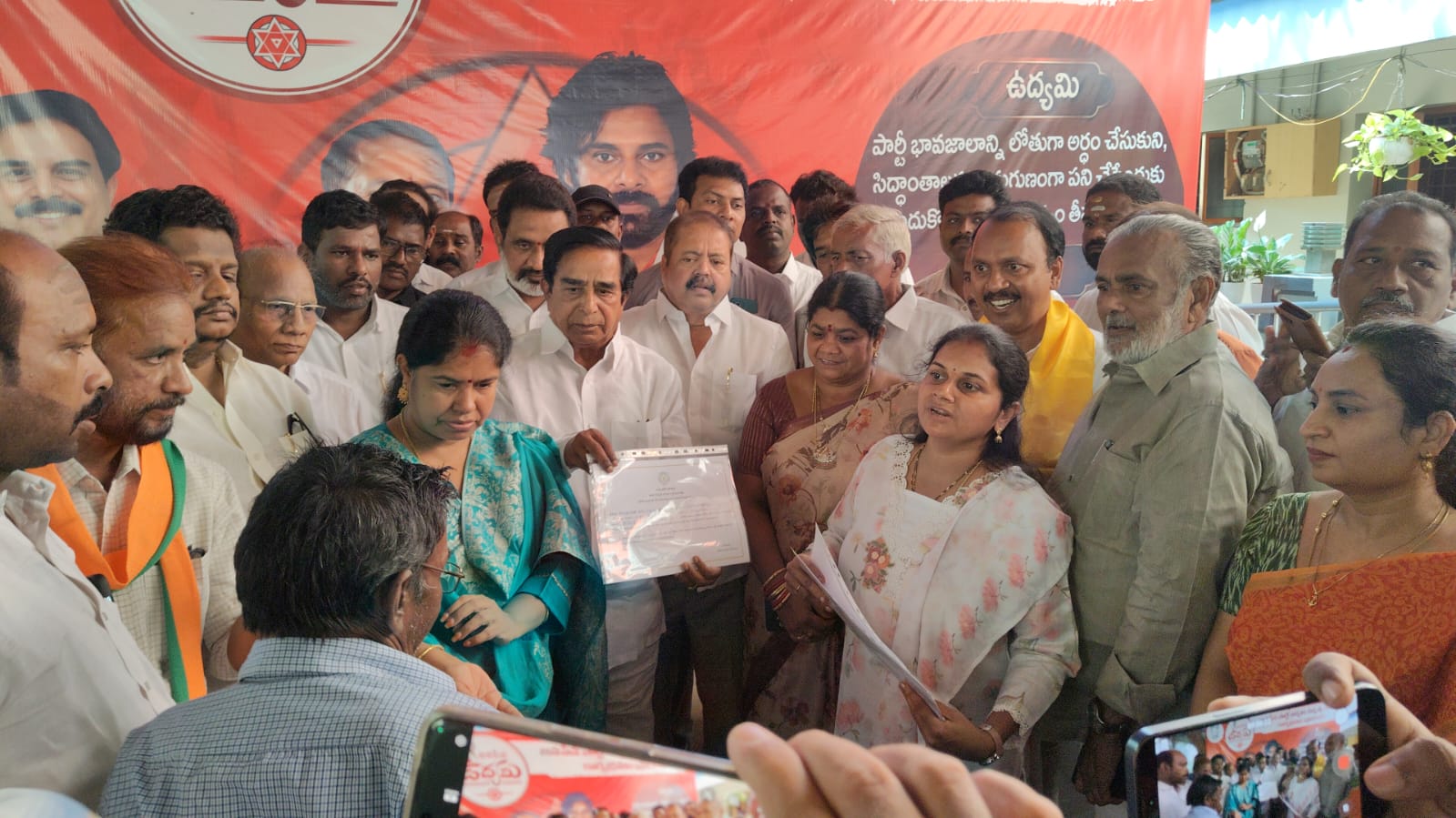 చేనేత కార్మికులకు భరోసా ఉచిత కరెంటు అందిస్తున్న కూటం ప్రభుత్వం..