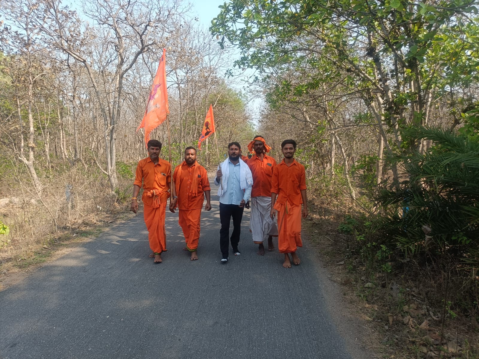 అడుగులేస్తూ… అంజన్నను స్మరిస్తూ! మహా పాదయాత్ర