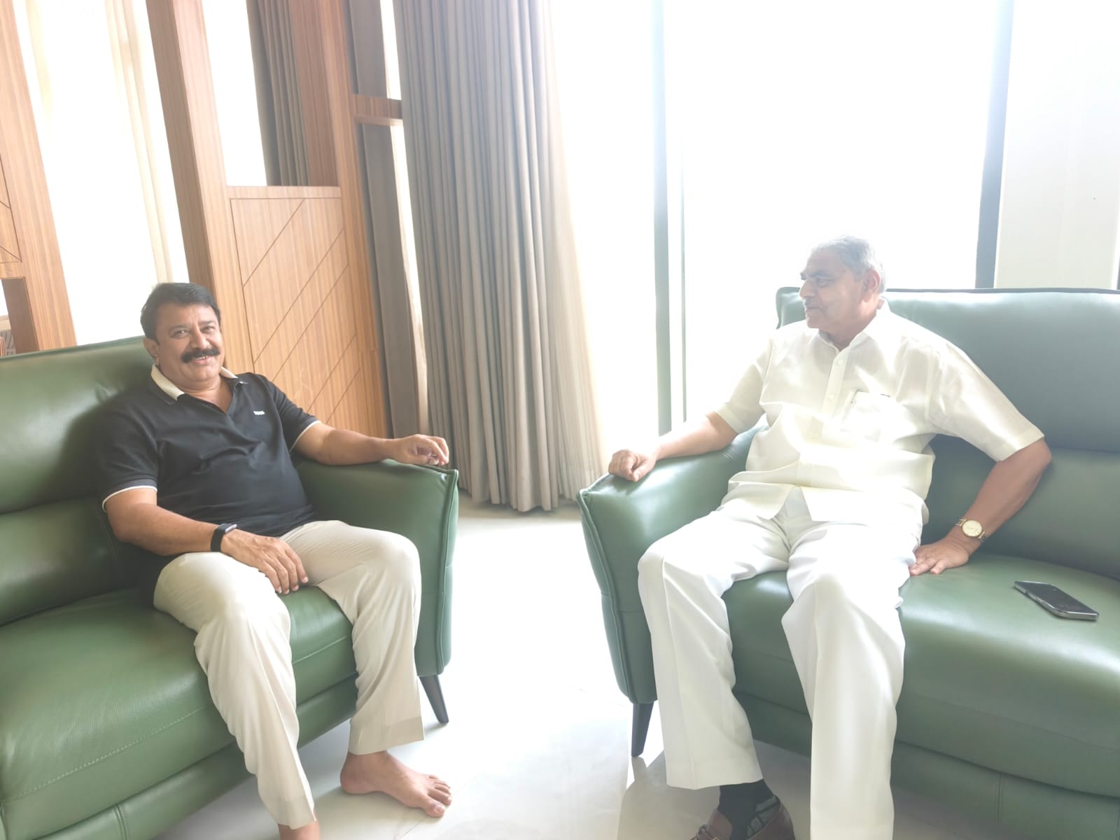 పారమౌంట్ ఇండస్ట్రీకి విచ్చేసిన ప్రముఖ పారిశ్రామికవేత్త వెనిగళ్ల సురేష్ ని