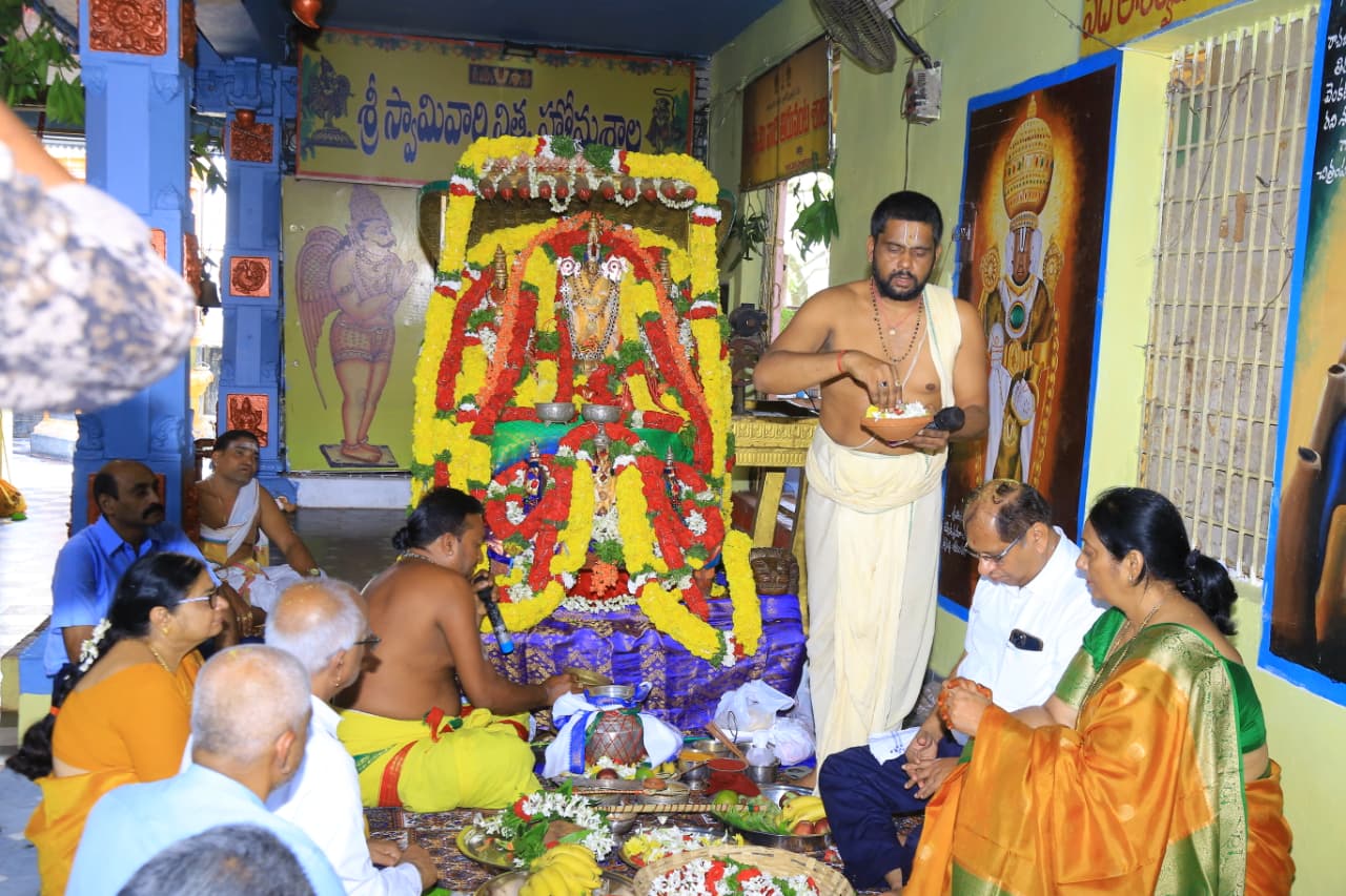 తిరుమలగిరి శ్రీ వెంకటేశ్వర స్వామి వారి దేవస్థానం నందు బ్రహ్మోత్సవములు సందర్భంగా మొదటి రోజైన శ్రీ స్వామివారినీ పెళ్లి కుమారుని అవతారము