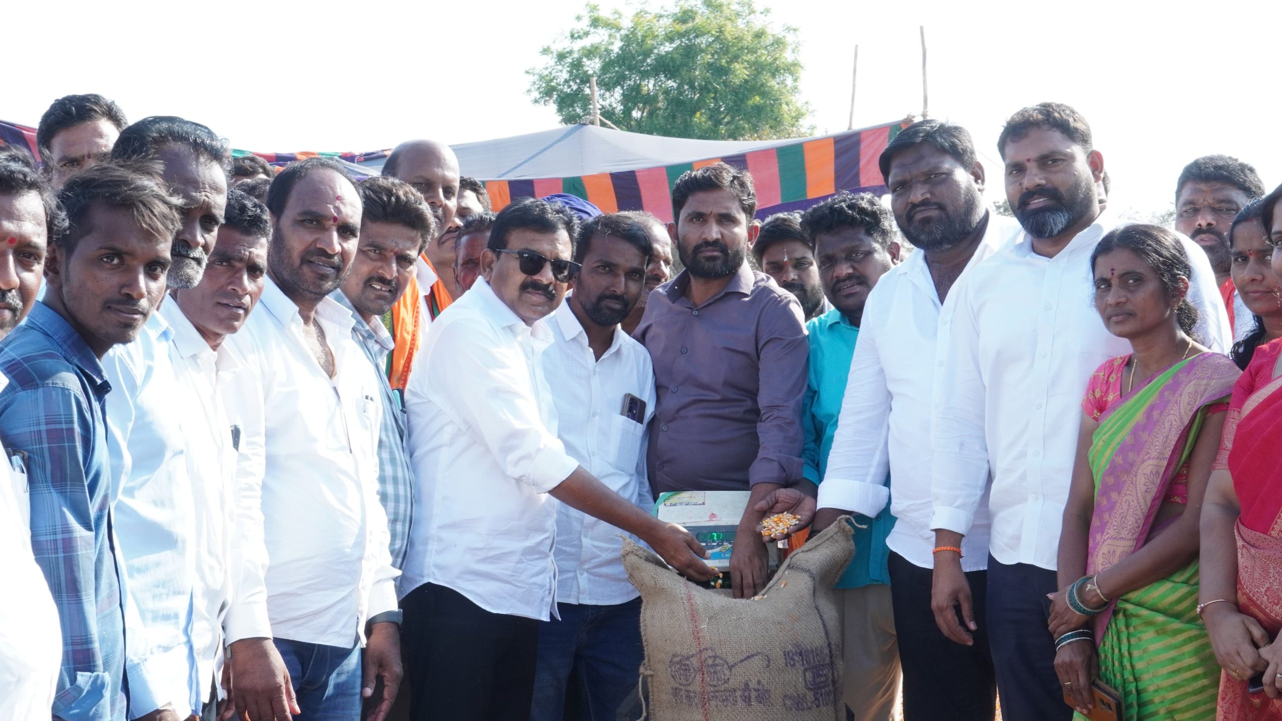 మాదాపూర్ లో మొక్కజొన్నల కొనుగోలు కేంద్రం ప్రారంభించిన ఎమ్మెల్యే