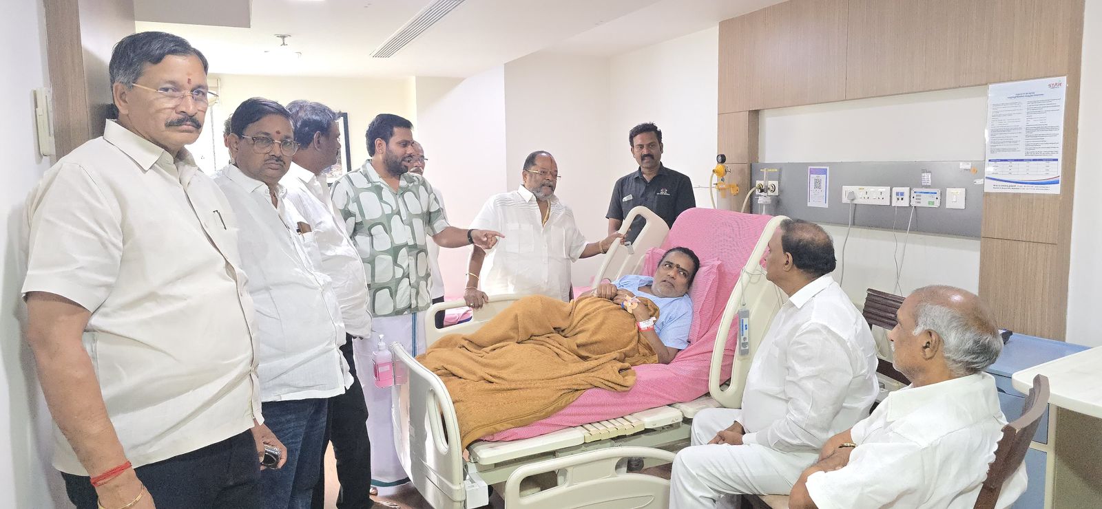 స్టార్ హాస్పిటల్స్‌లో తిరునల్లార్ పూజారిని పరామర్శించిన ఎమ్మెల్యేలు