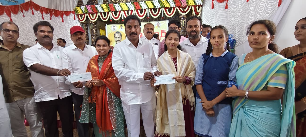 వత్సవాయి ప్రజా దర్బార్‌లో ప్రతిభావంతులైన విద్యార్థినులకు ఘన సత్కారం