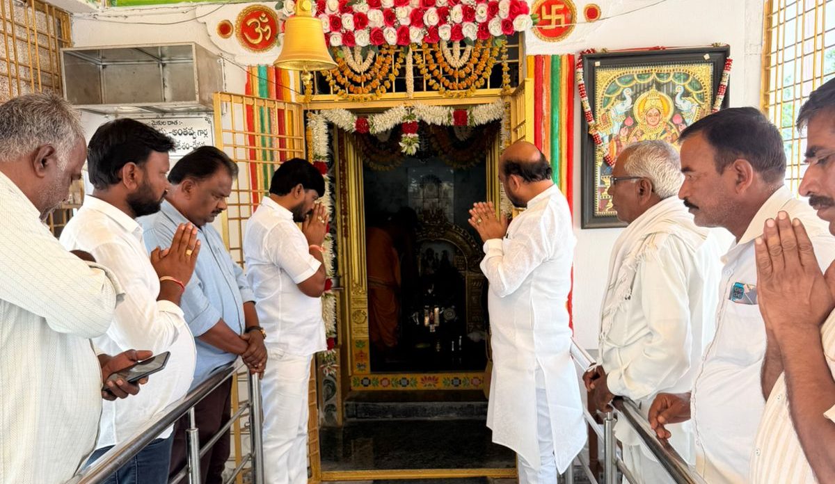 శ్రీ లక్ష్మి నరసింహ స్వామి సన్నిధిలో డీసీసీ అధ్యక్షులు సంగీతం శ్రీనివాస్ .